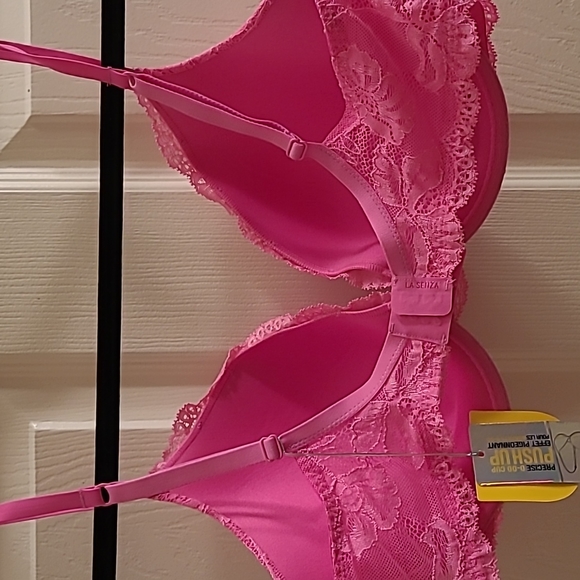 New with Tags 38D pushup bra - Picture 2 of 4